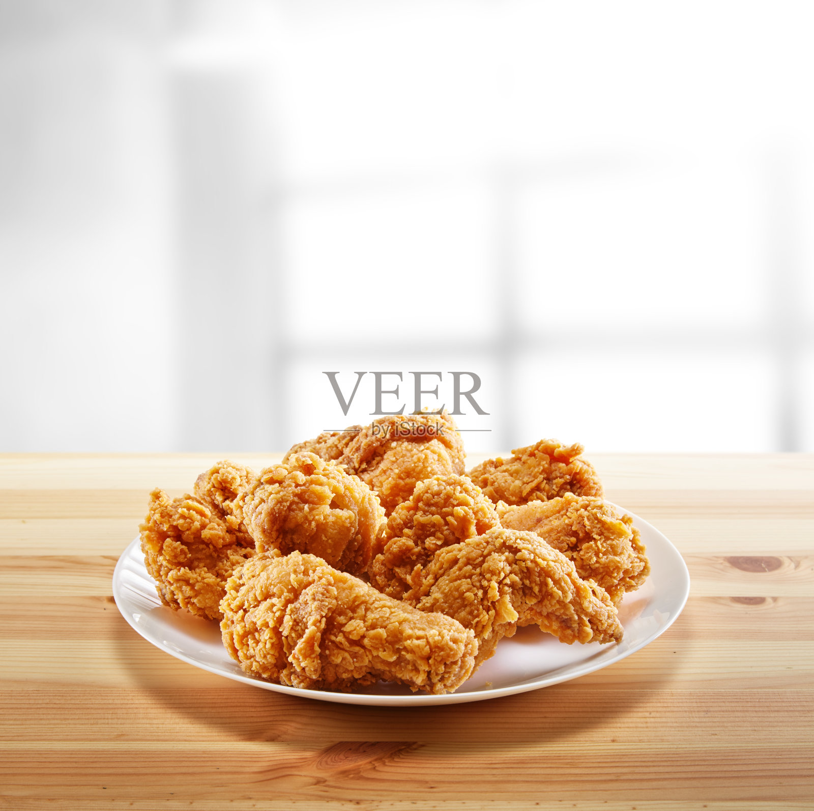 木桌上的脆皮肯塔基炸鸡照片摄影图片