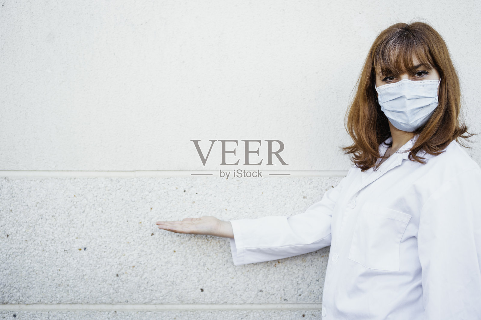 一个年轻的女医生穿着制服和卫生口罩的特写镜头照片摄影图片