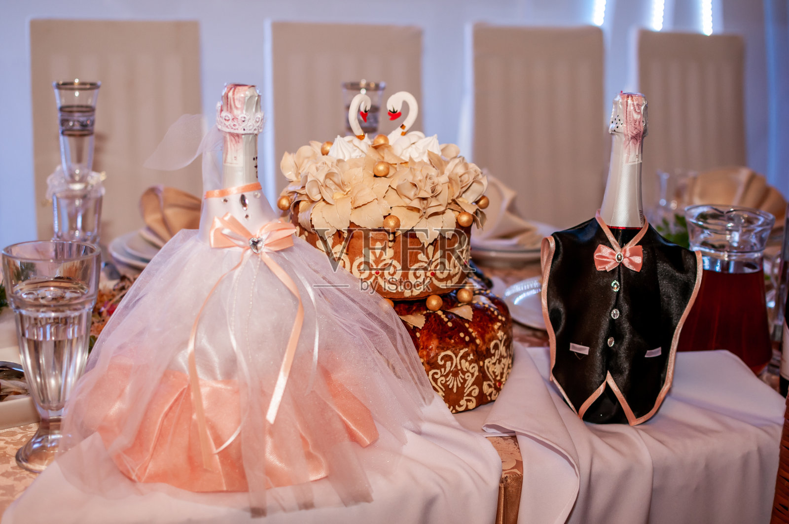 婚宴上的甜蛋糕。餐饮，甜蜜的节日自助餐。糖果照片摄影图片