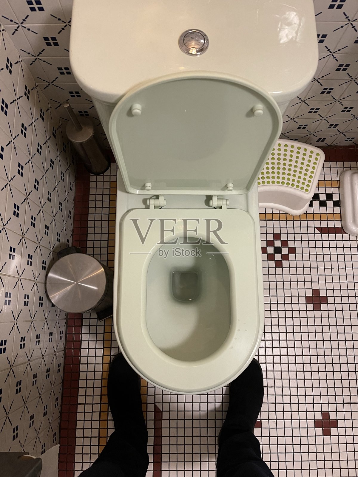 脚和马桶俯视图照片摄影图片