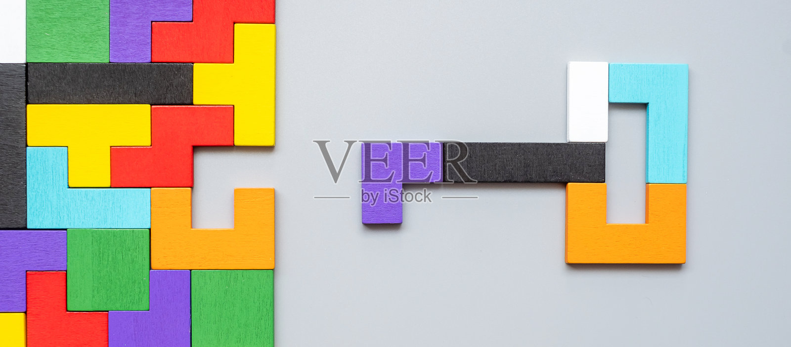 钥匙和钥匙孔形状的几何彩色木片拼图。逻辑思维，商业逻辑，难题，决策，解决方案，理性，任务，成功，目标和战略概念照片摄影图片