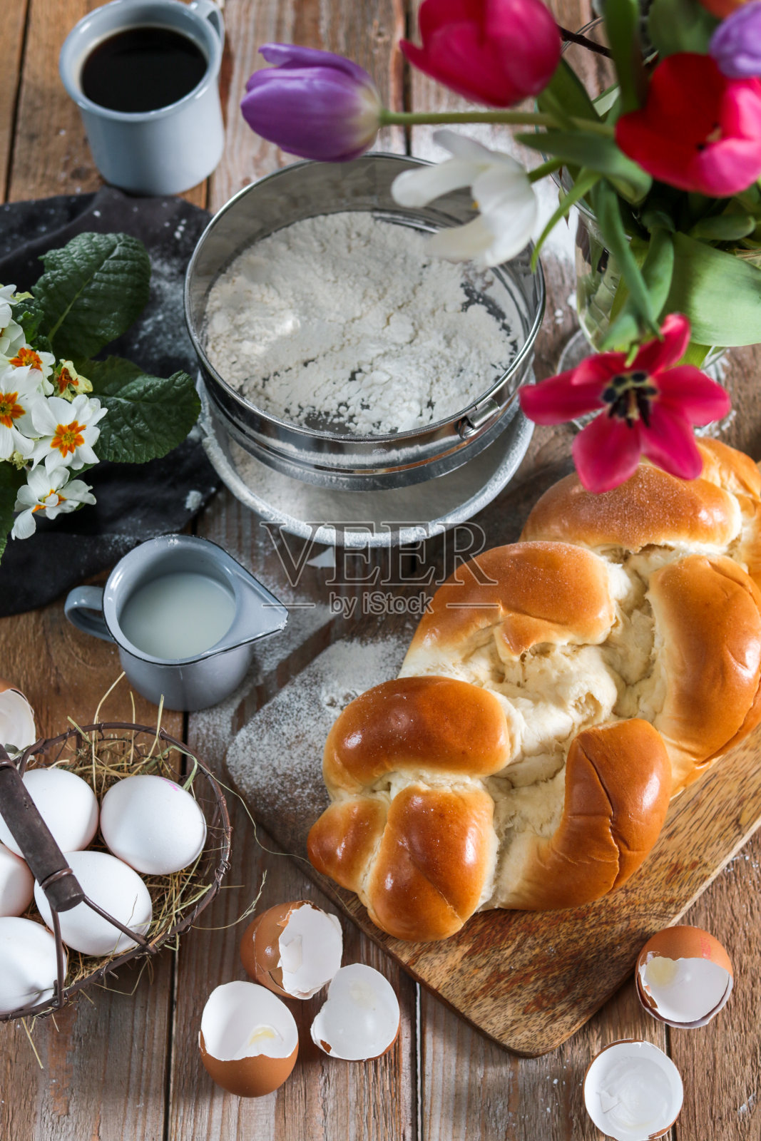 在乡村厨房里烘焙复活节小面包照片摄影图片