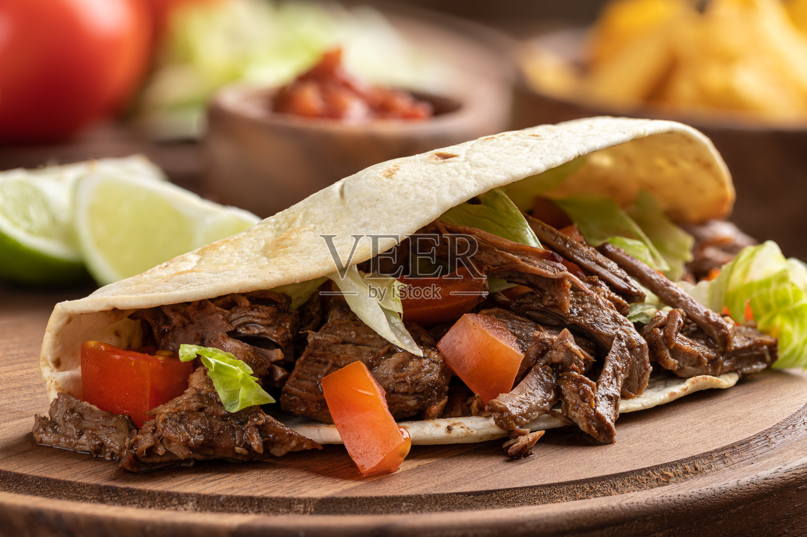 牛肉卷配生菜和番茄照片摄影图片