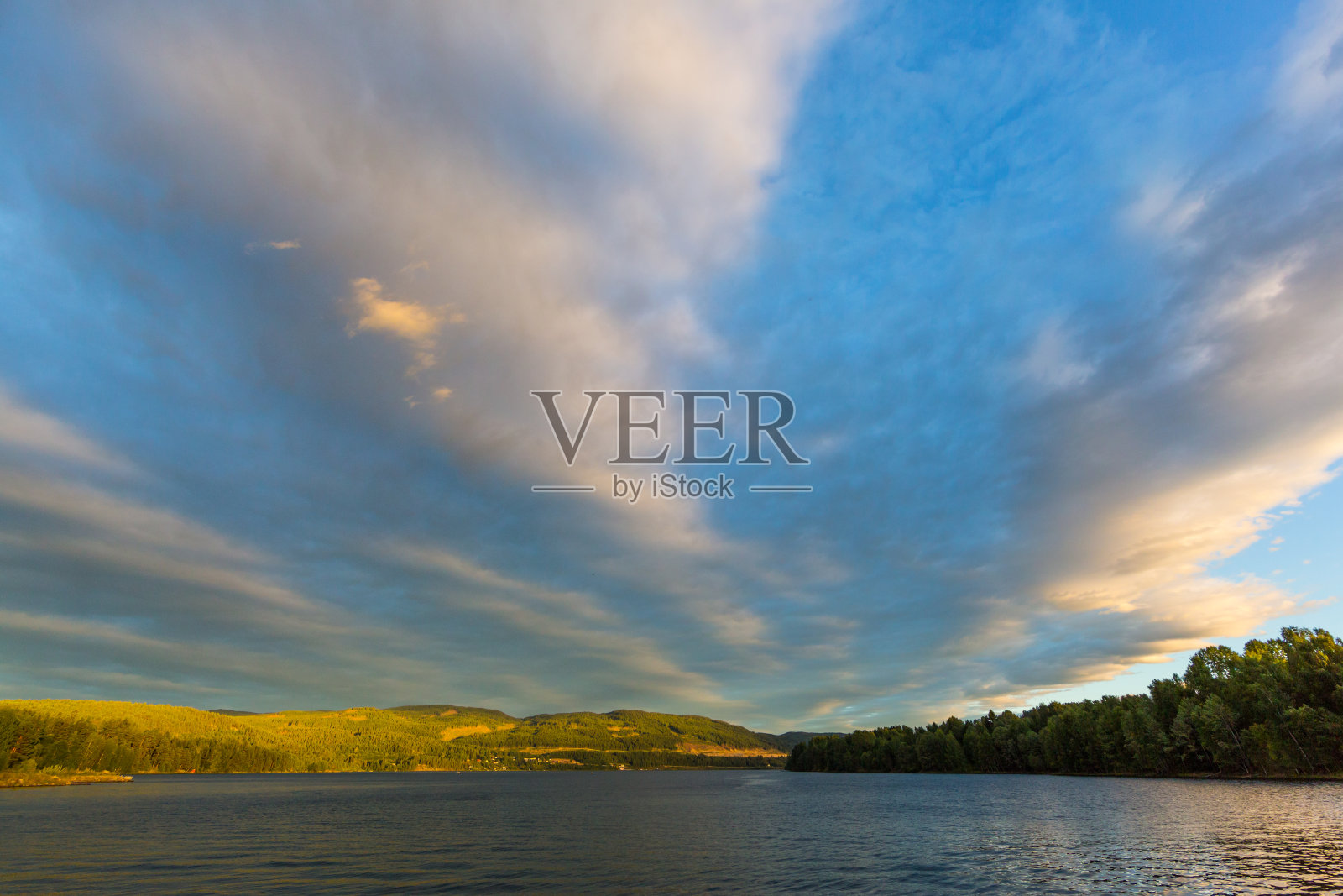 挪威Mjosa湖的晚霞照片摄影图片