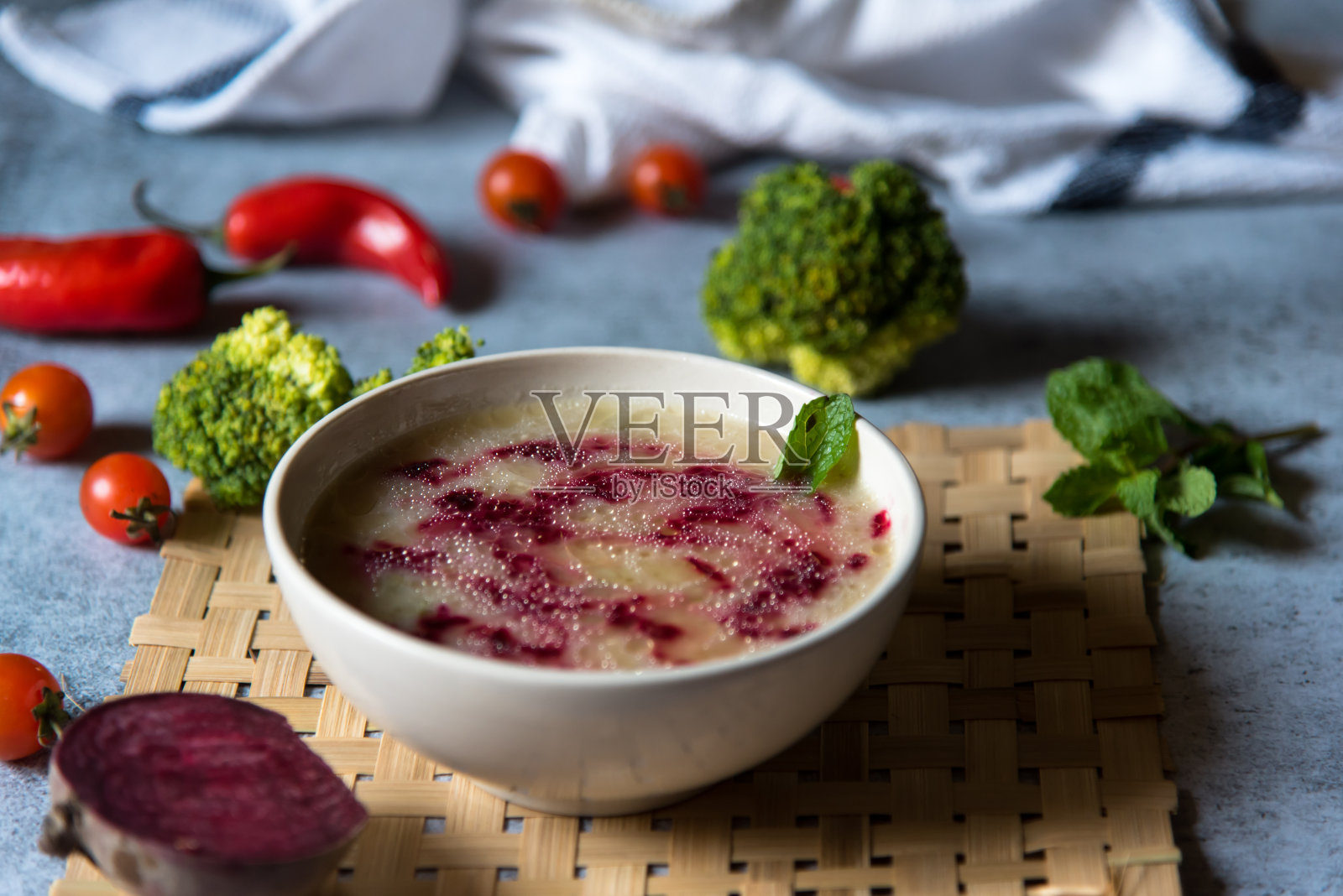 健康的食物鸡和甜菜根汤在一个碗连同生调味品的背景照片摄影图片