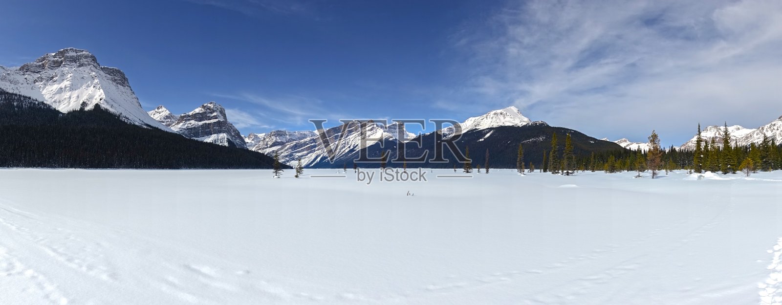 赫克托耳湖全景。班夫国家公园冬季景观照片摄影图片