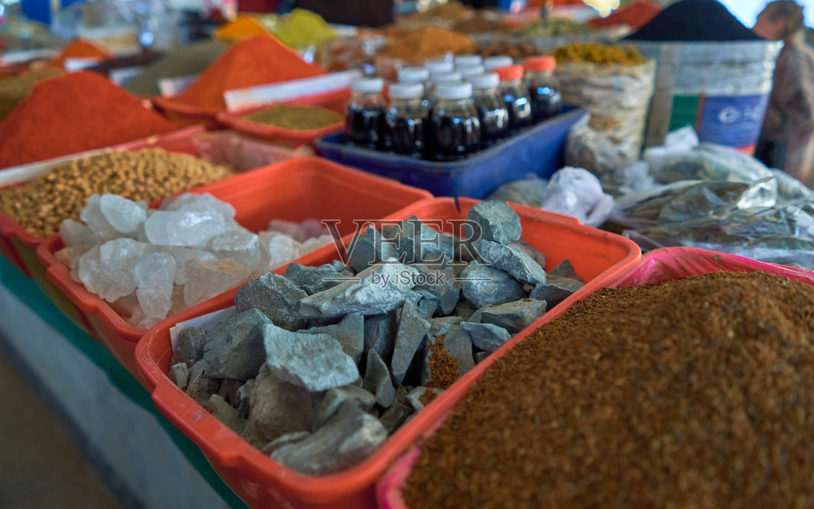 东方集市的柜台上放着各种香料照片摄影图片