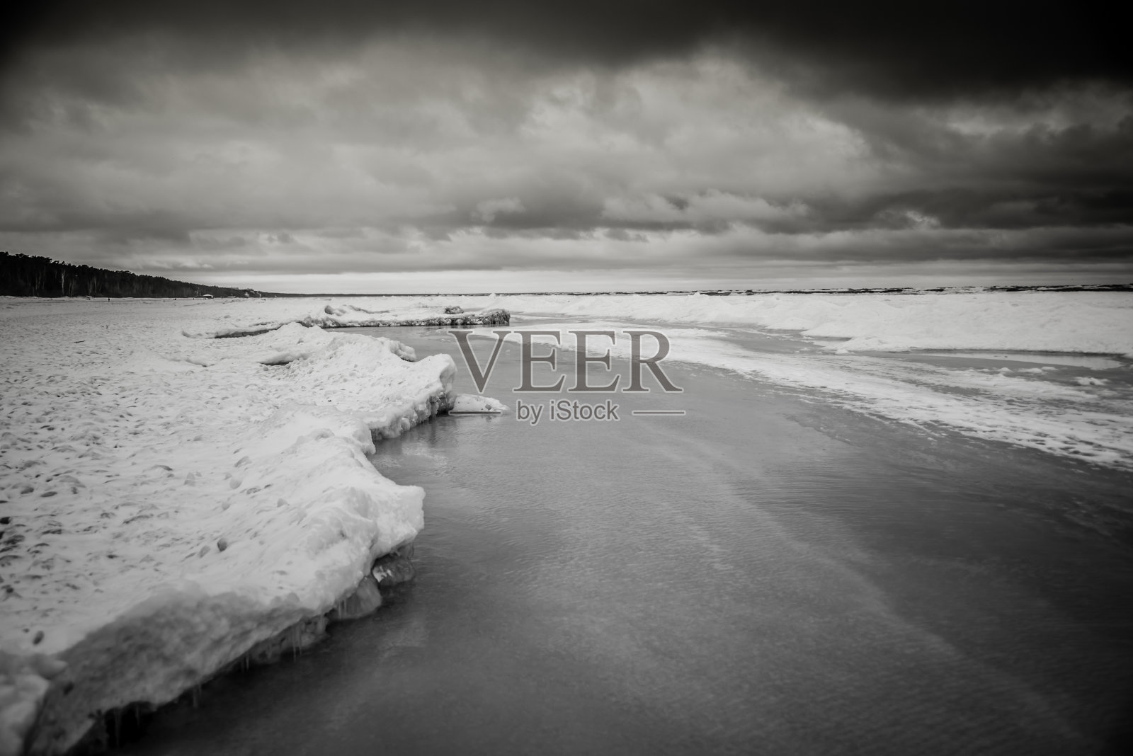 波罗的海拉脱维亚海岸上的冰雪覆盖的海滩照片摄影图片