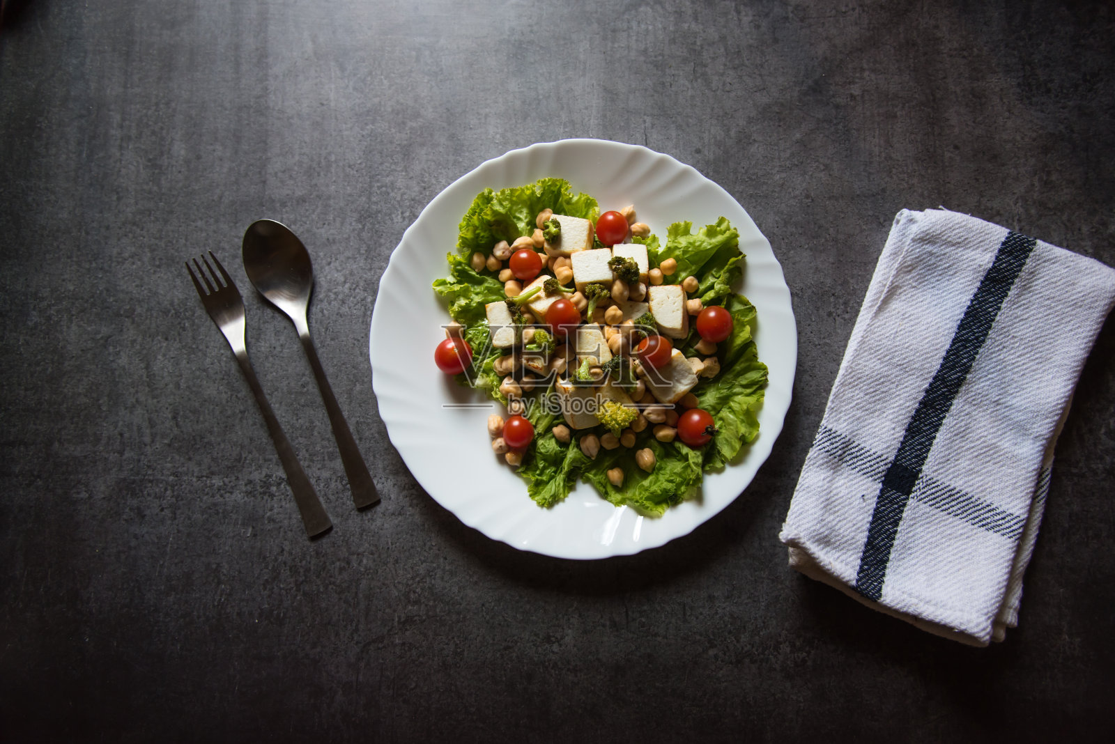鸡雏豌豆和樱桃番茄沙拉照片摄影图片