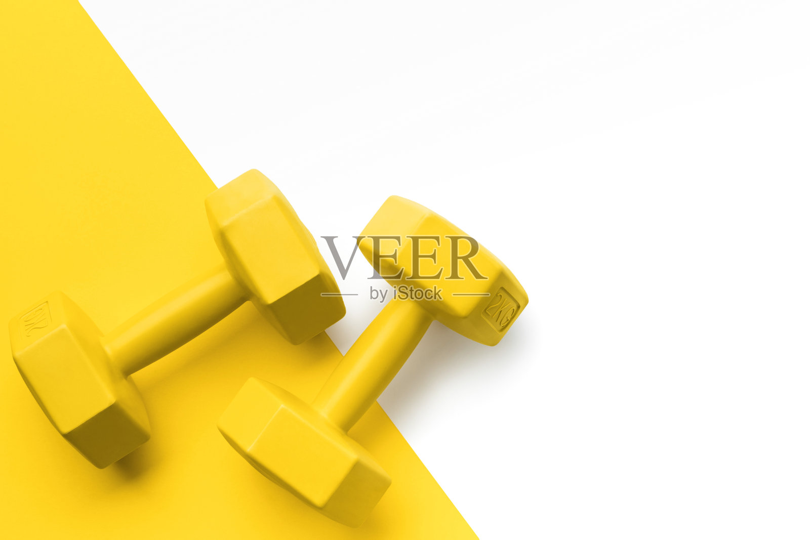 平铺顶部黄色运动设备与拷贝空间照片摄影图片