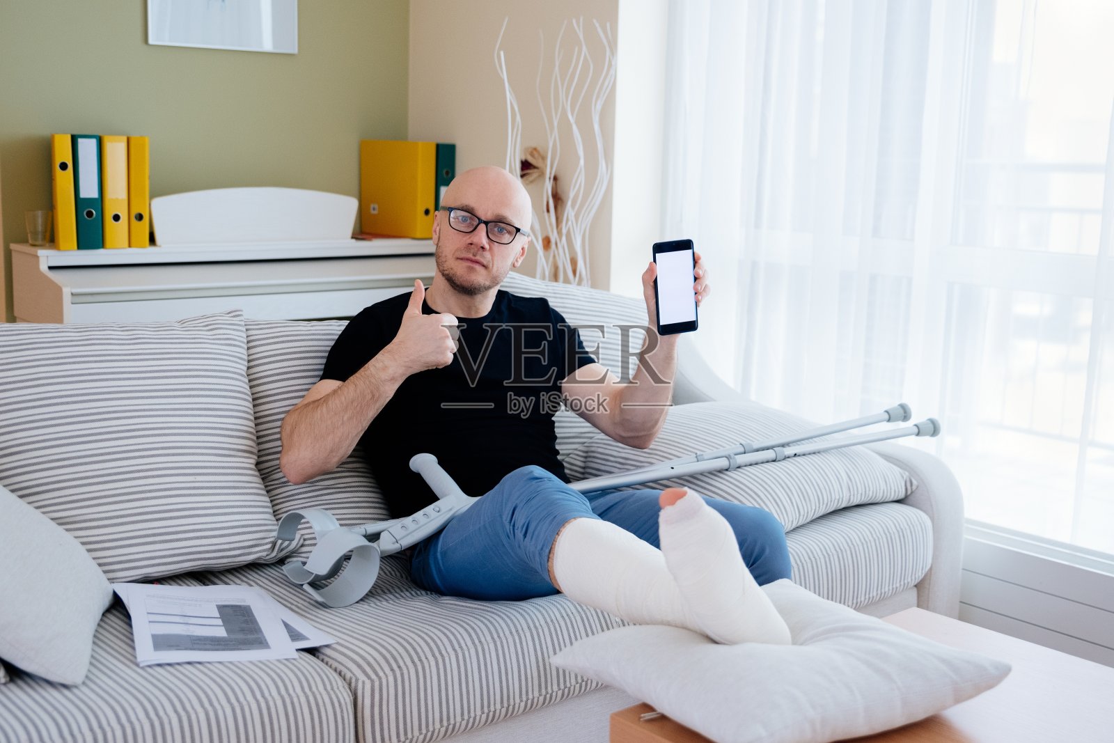 那个断了腿的人得到了补偿。照片摄影图片