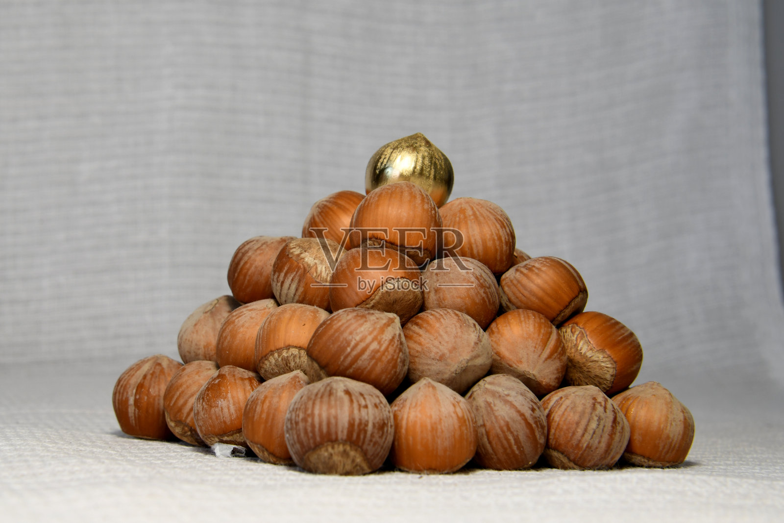 堆成金字塔状的榛子照片摄影图片