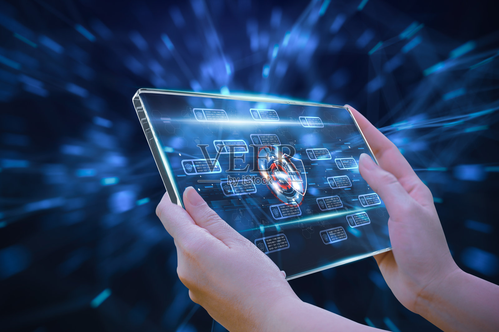 商务女性手持智能平板、挂锁、盾牌防护、界面虚拟屏幕、概念防范网站攻击、金融信息网络安全、犯罪、防范基于互联网的攻击照片摄影图片