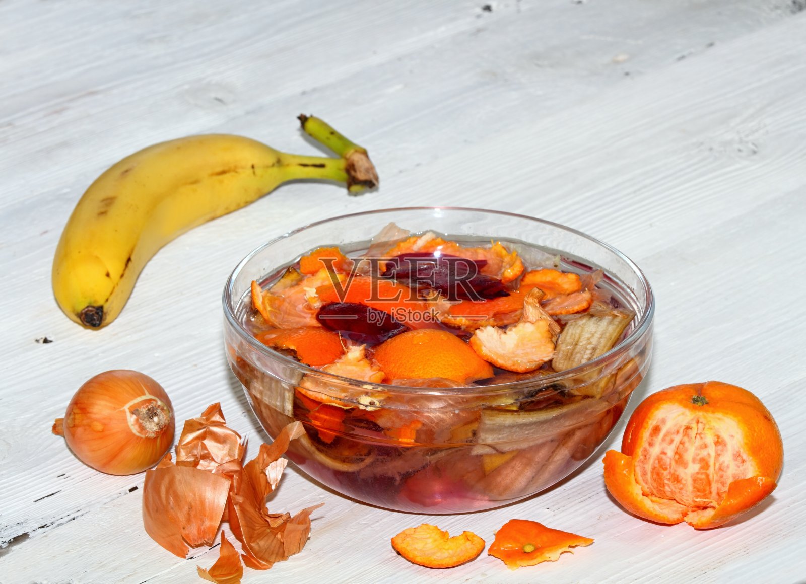 为室内植物和花卉施肥，既环保又便宜照片摄影图片