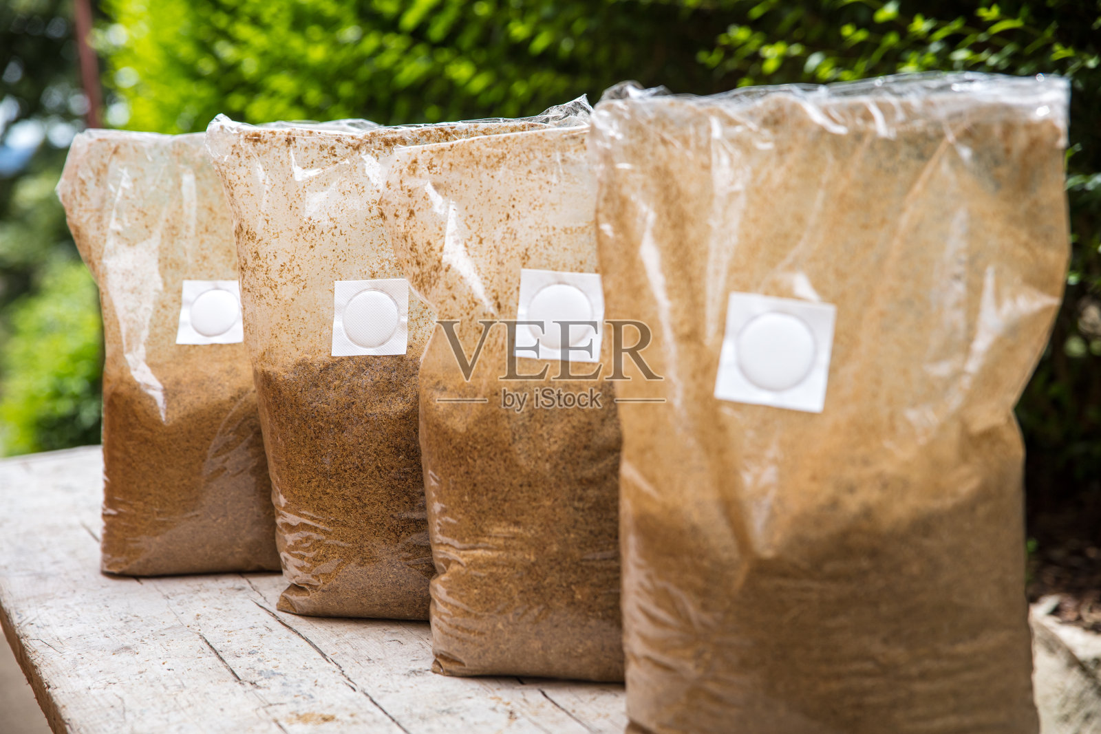 一组以稻草为基质的袋，准备用于蘑菇培养，袋上微孔胶带照片摄影图片