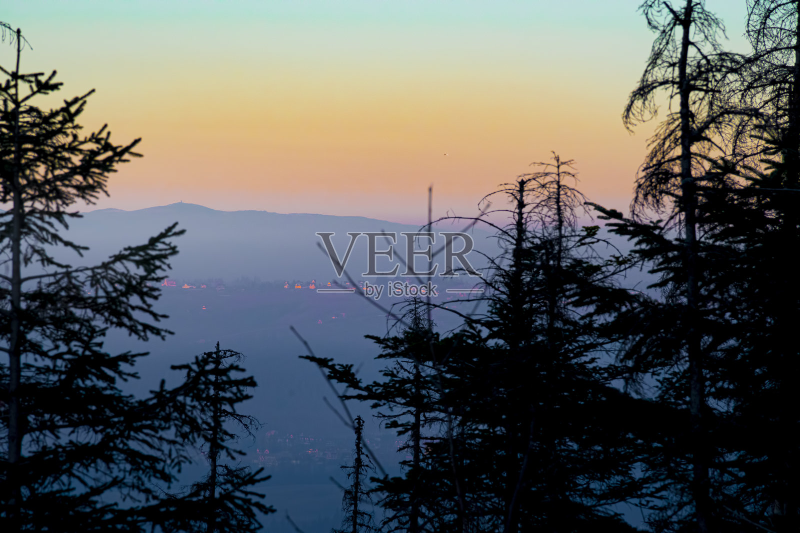 波兰，五颜六色的天空和山上的小房子照片摄影图片