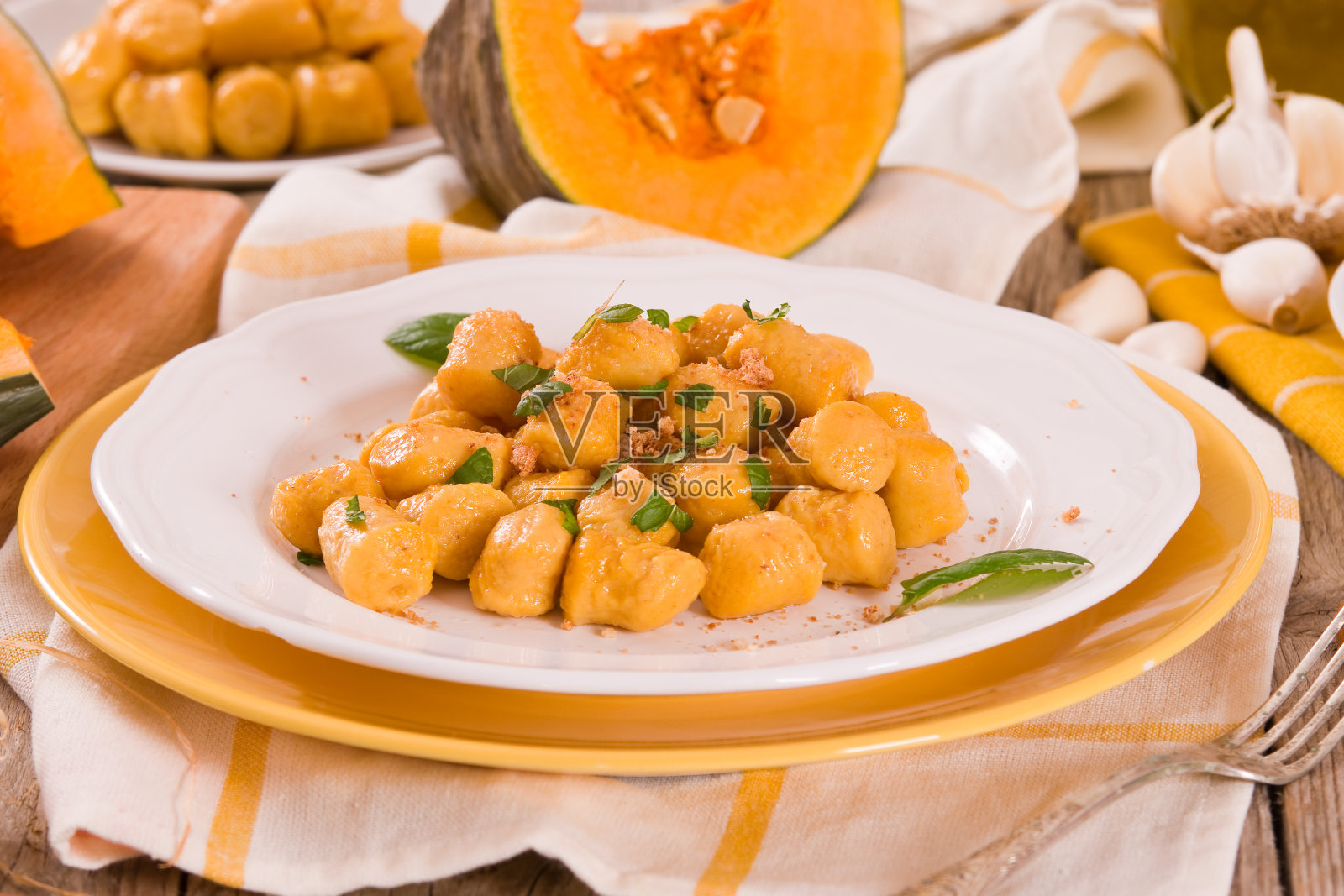 南瓜汤和磨碎的意大利苦杏仁饼干。照片摄影图片