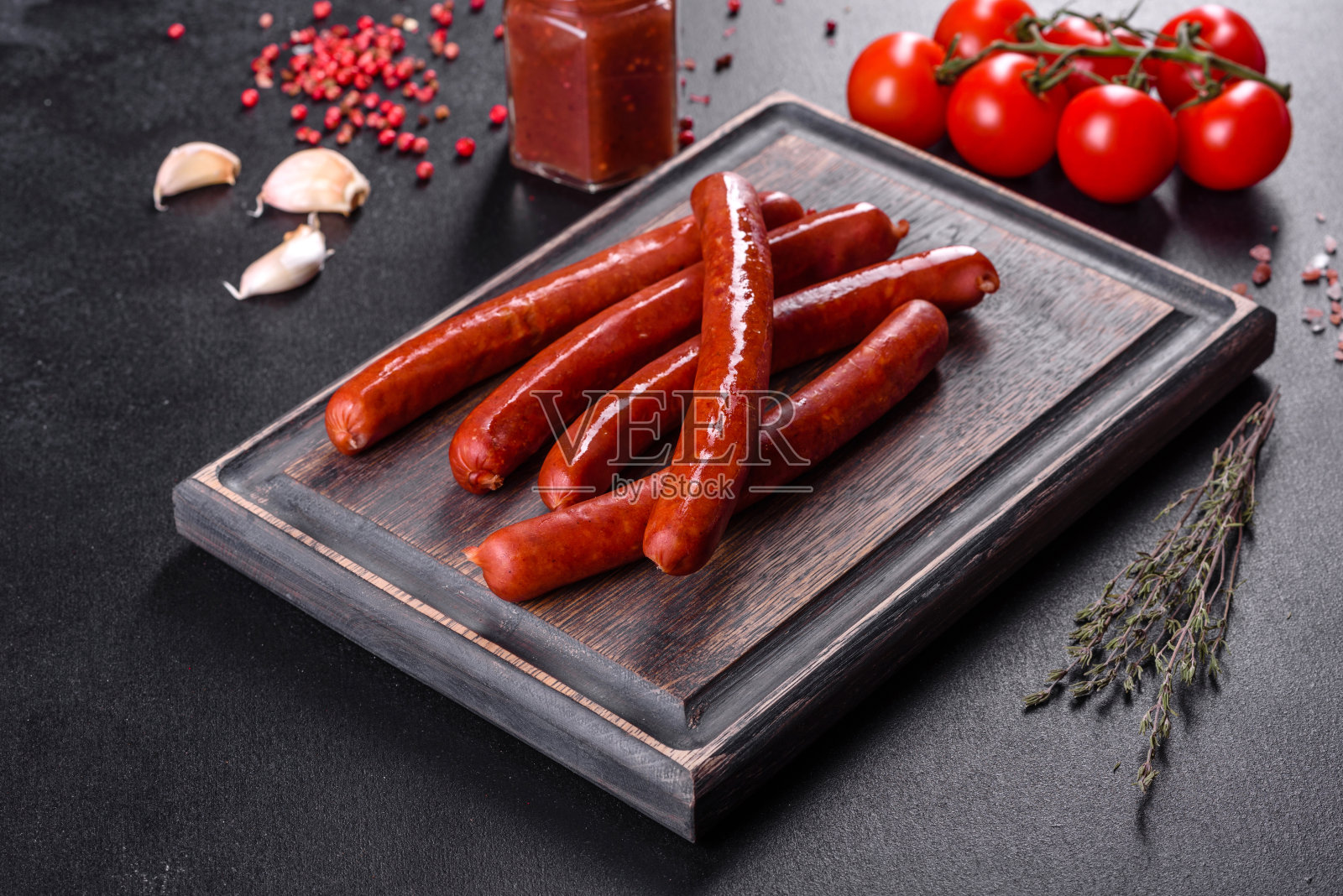 美味鲜亮的烟熏香肠配樱桃番茄和番茄酱照片摄影图片