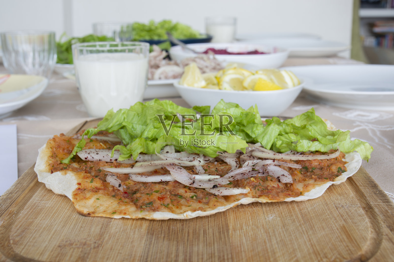 自制拉玛昆(土耳其披萨)照片摄影图片