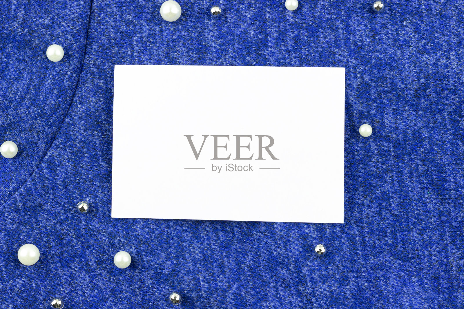 蓝色针织纱线纹理珠背景与白色名片模型，复制空间照片摄影图片