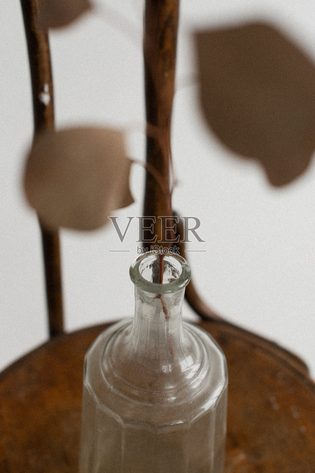 木制背景上的玻璃花瓶。最小的摄影工作室照片摄影图片