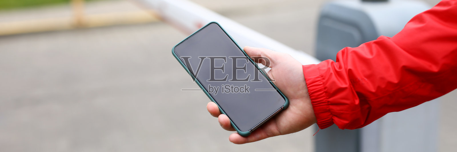 男性手持智能手机切换限位条照片摄影图片