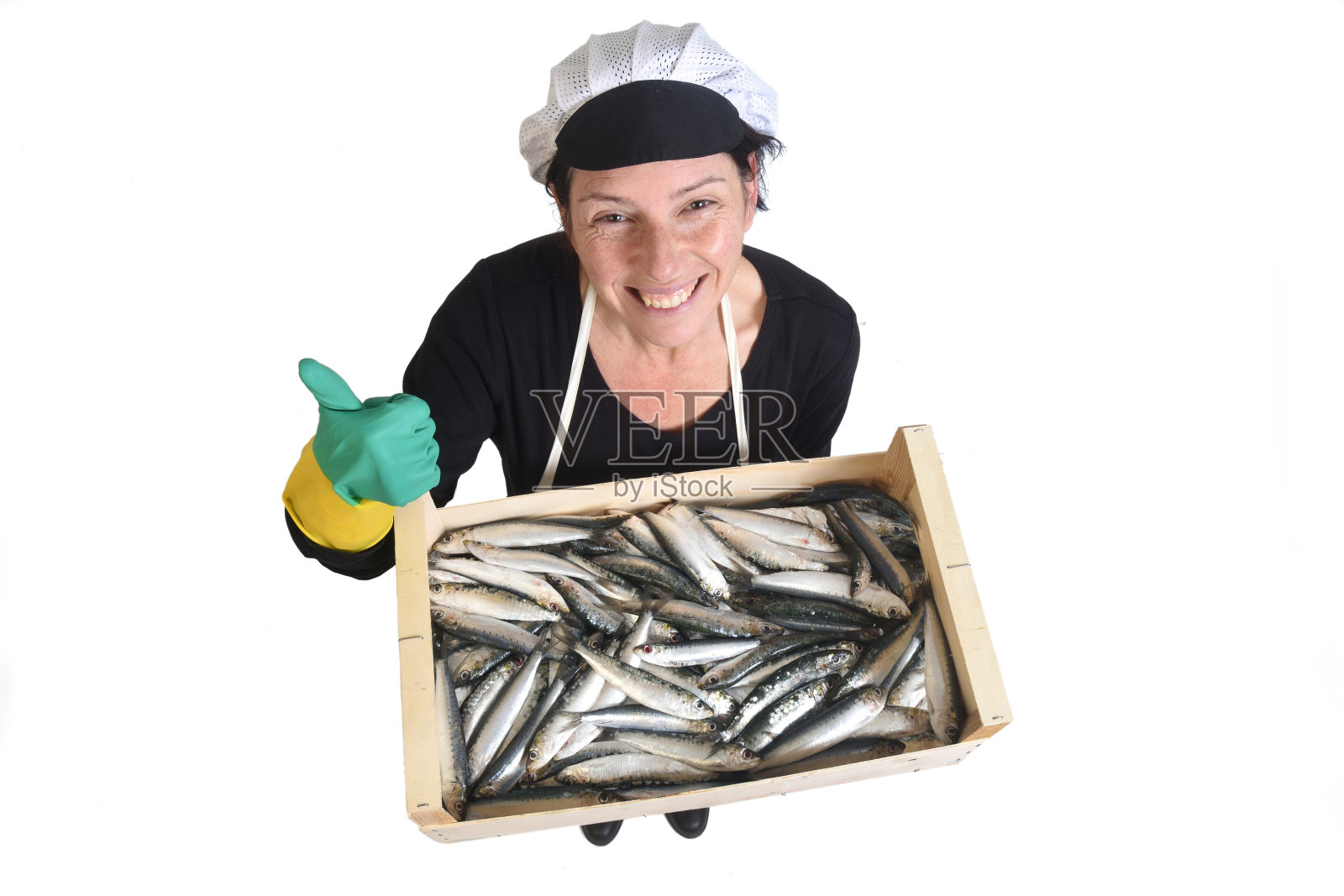 一个鱼贩的肖像在白色的背景照片摄影图片