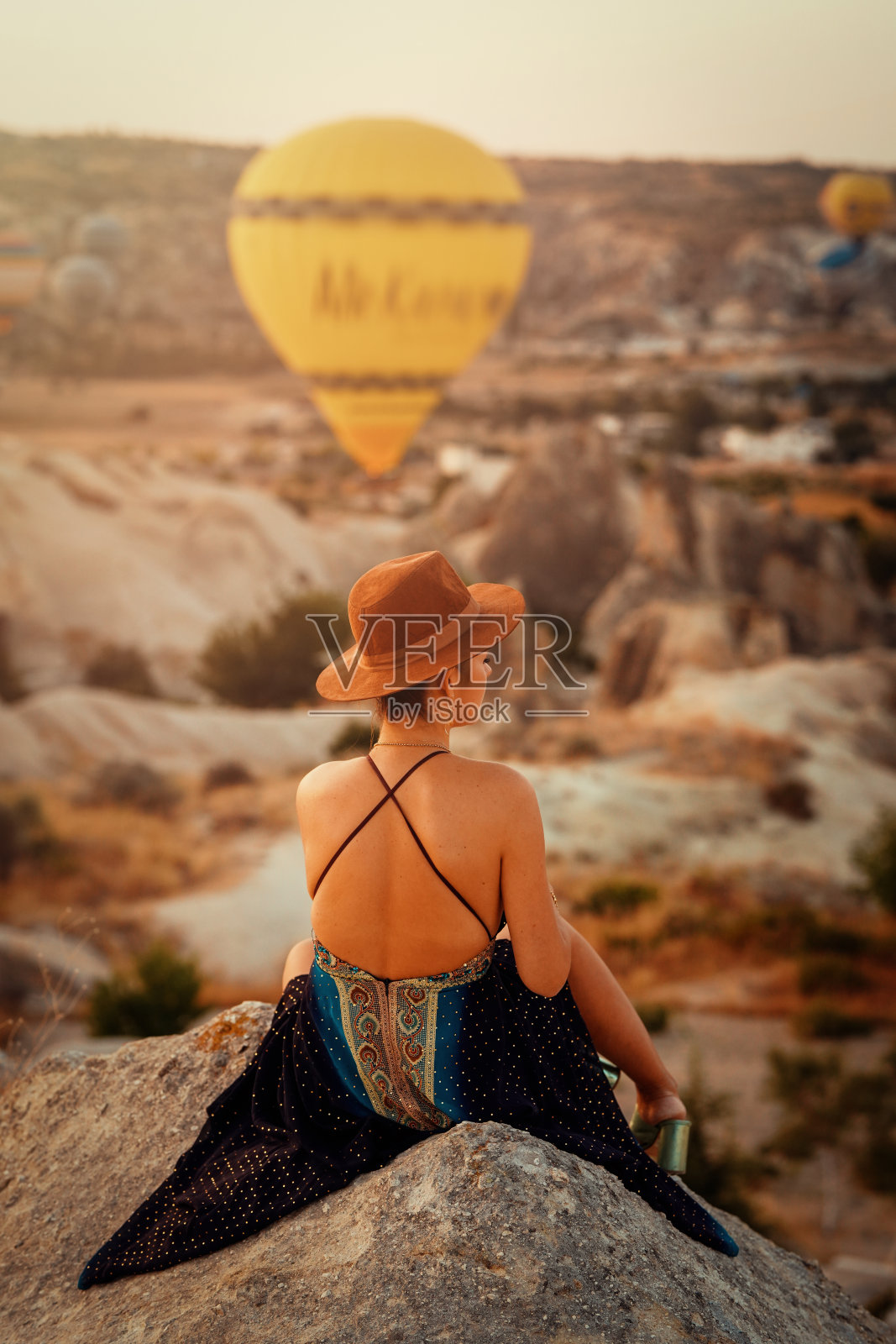 卡帕多西亚旅行的女人。后视照片摄影图片