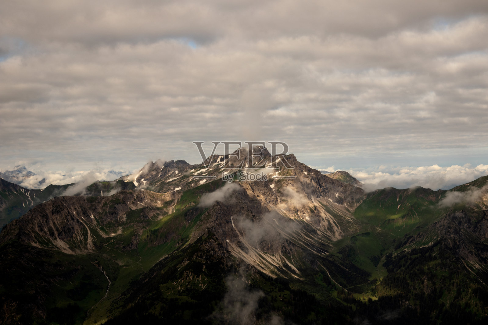 在一个晴朗多云的夏日徒步穿越阿尔卑斯山。照片摄影图片