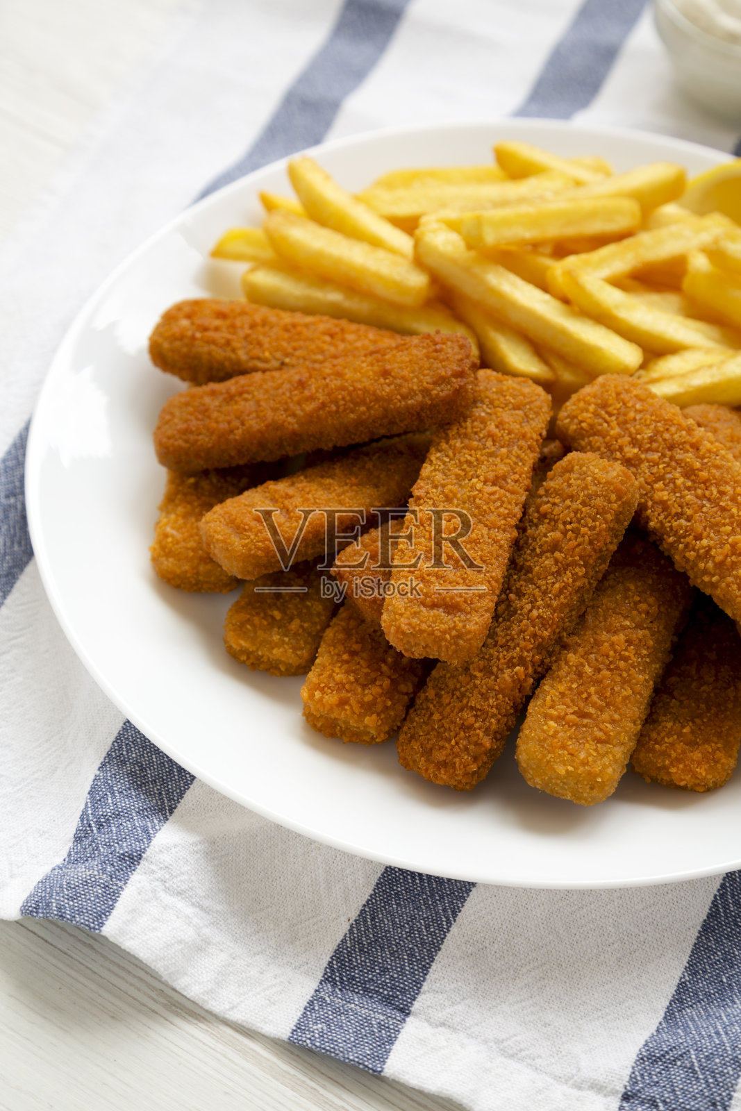 自制鱼条和薯条配塔塔酱，侧面。照片摄影图片