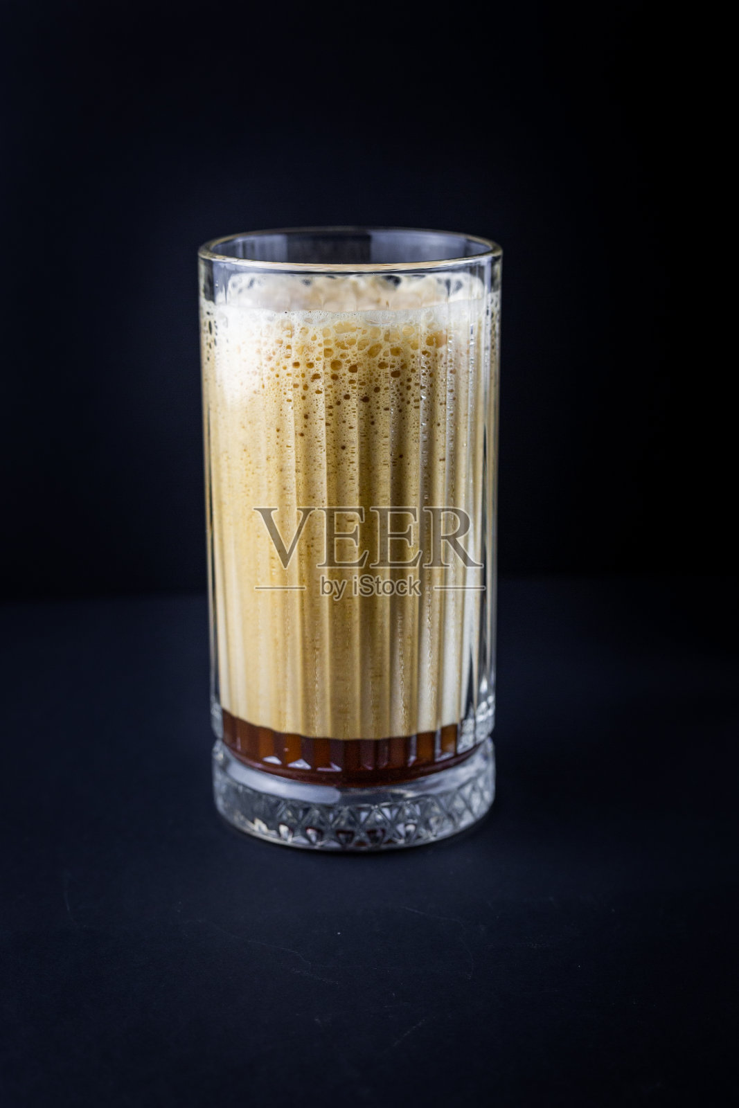 黑背景上的冰沙咖啡照片摄影图片