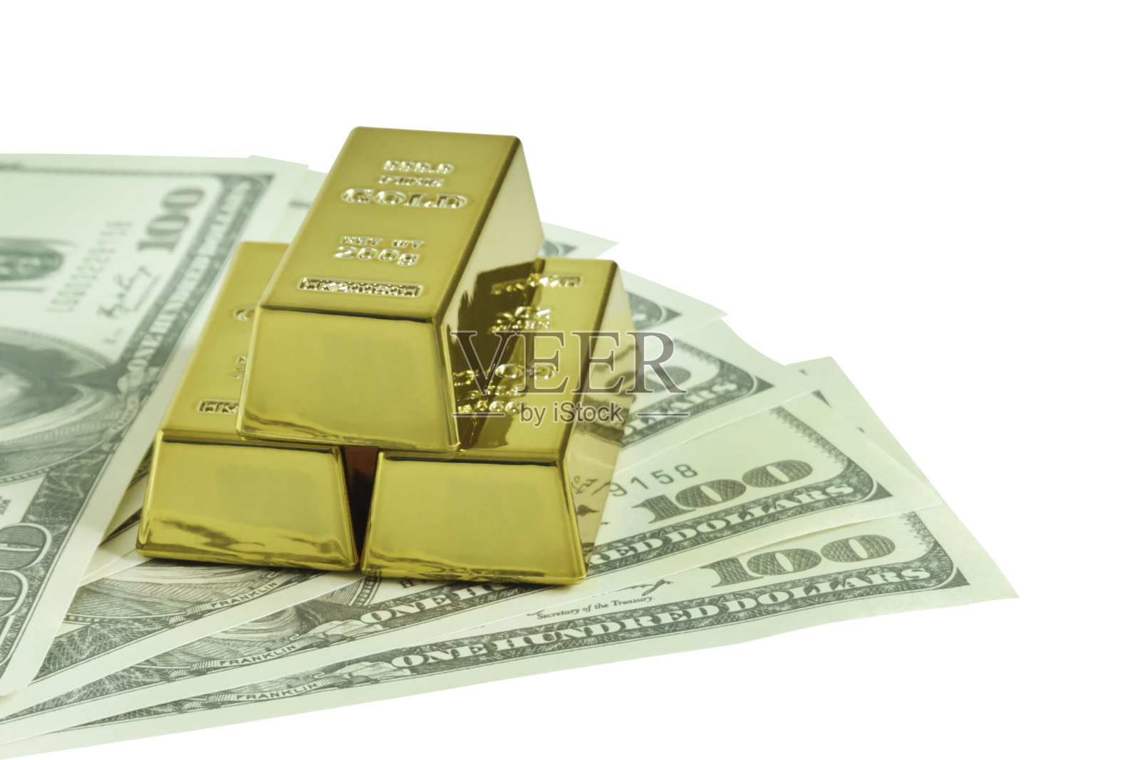 3条纯金条和1张美钞孤立在白色背景上，有一条裁剪路径。金融和经济概念。照片摄影图片