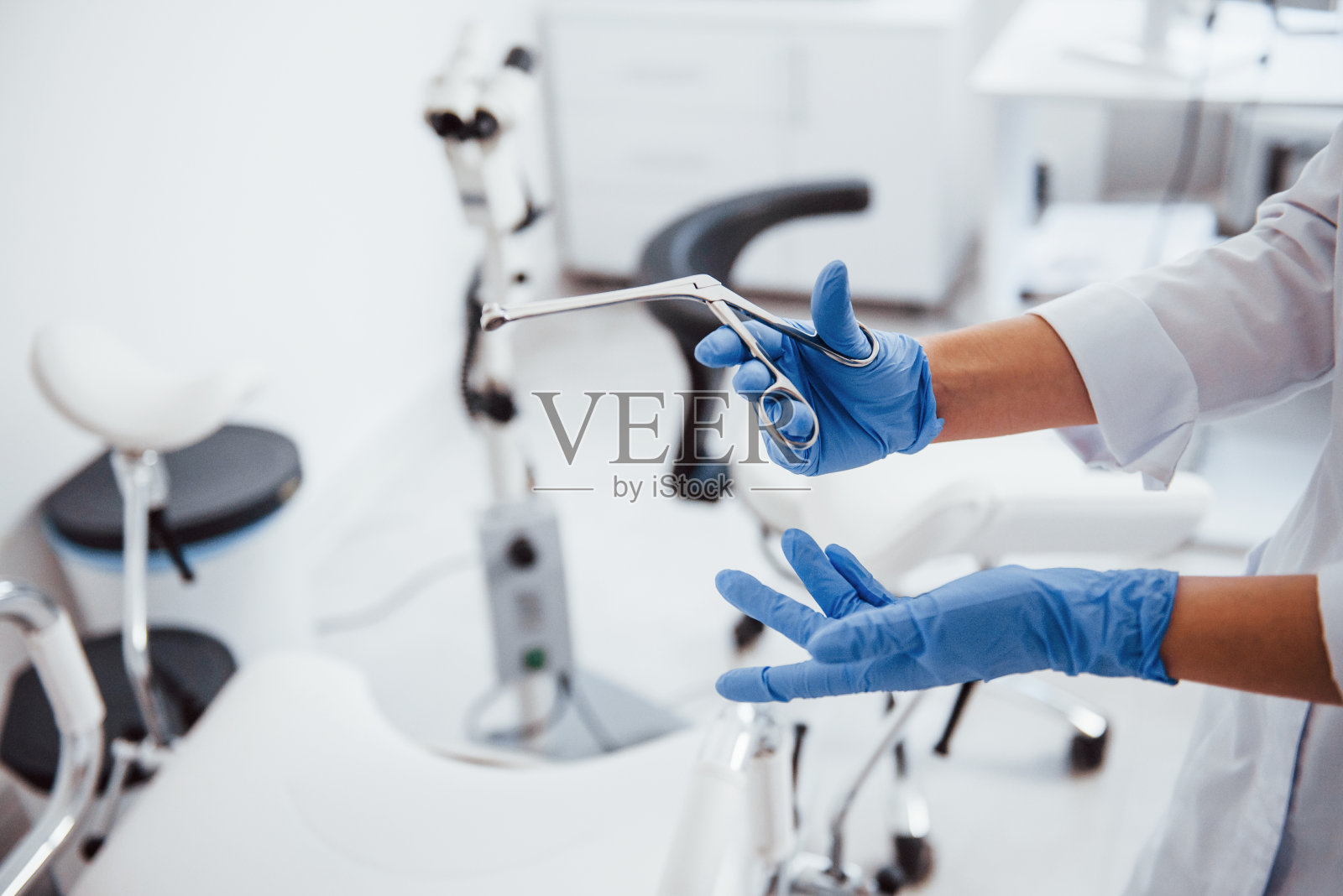 女性医生手持牵开器的手的特写照片摄影图片