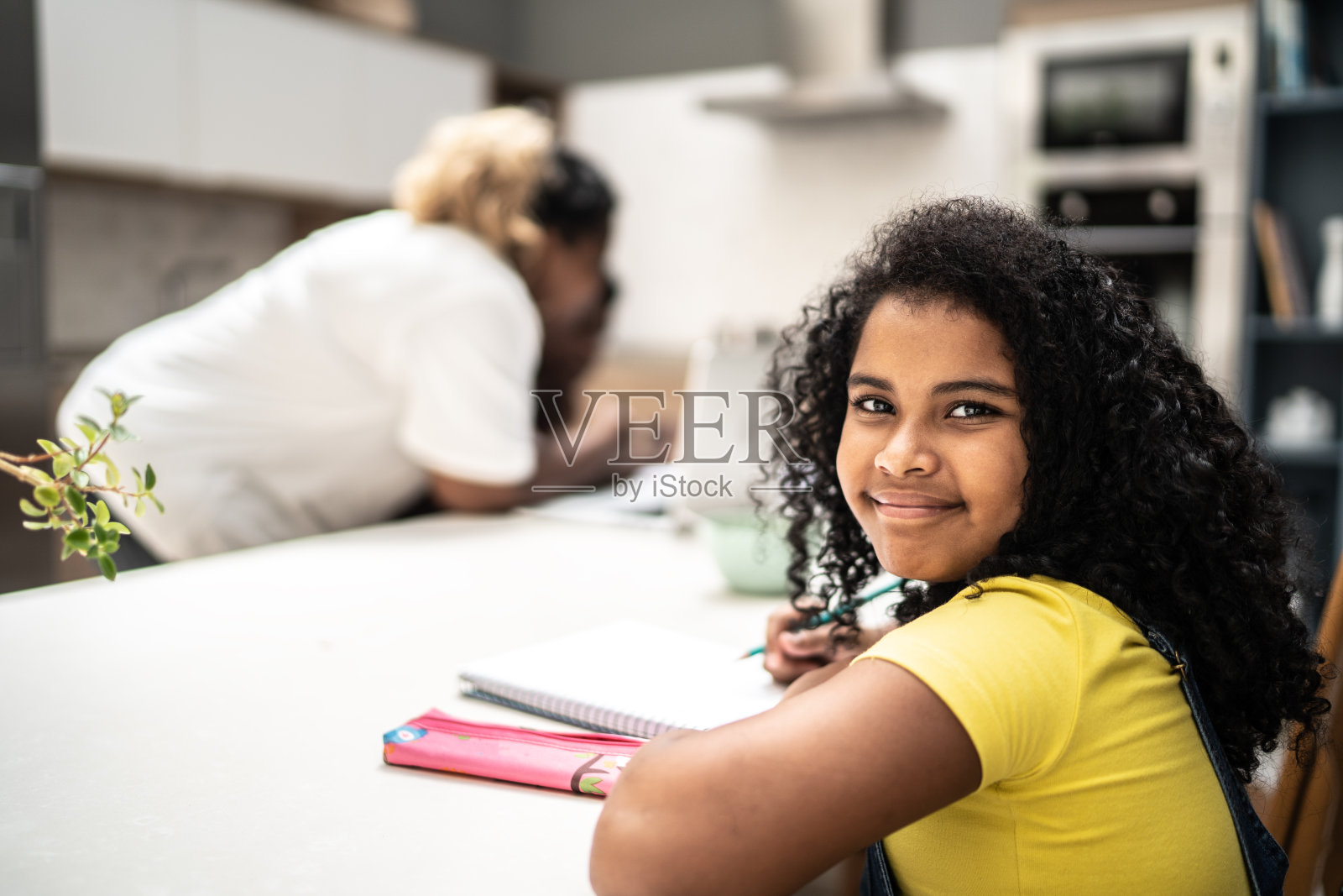 一个在家里学习的女孩的肖像照片摄影图片