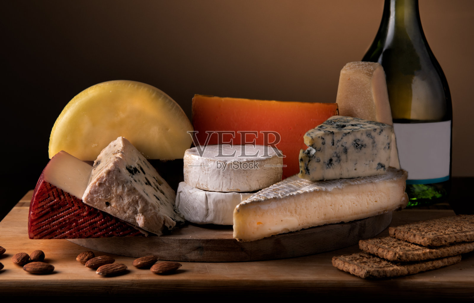 桌子上的奶酪品牌，一瓶葡萄酒，多种奶酪品牌照片摄影图片