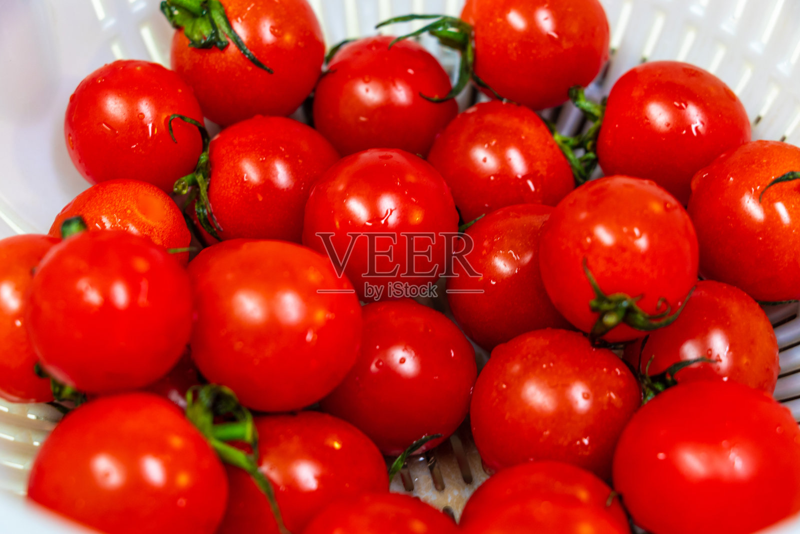 鲜嫩的樱桃番茄，色泽鲜红照片摄影图片