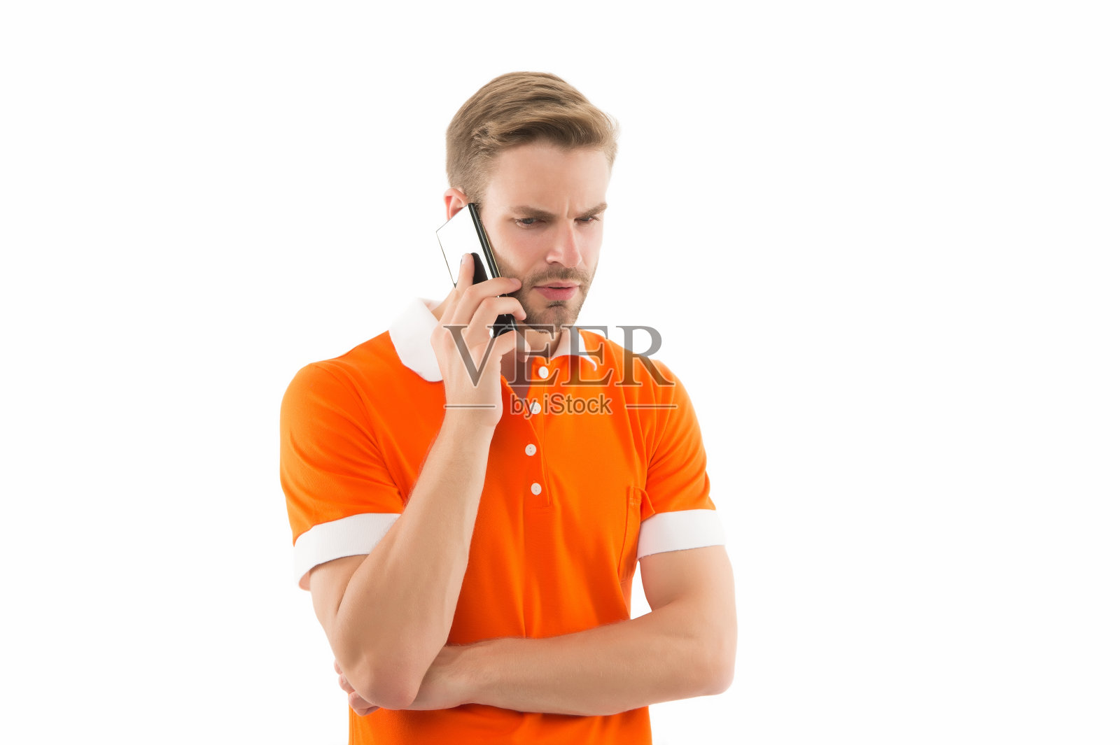 智能手机的一代。英俊的男人在智能手机上聊天，隔离在白色上。智能手机成瘾。现代生活。智能手机或移动电话。新技术。移动通信照片摄影图片