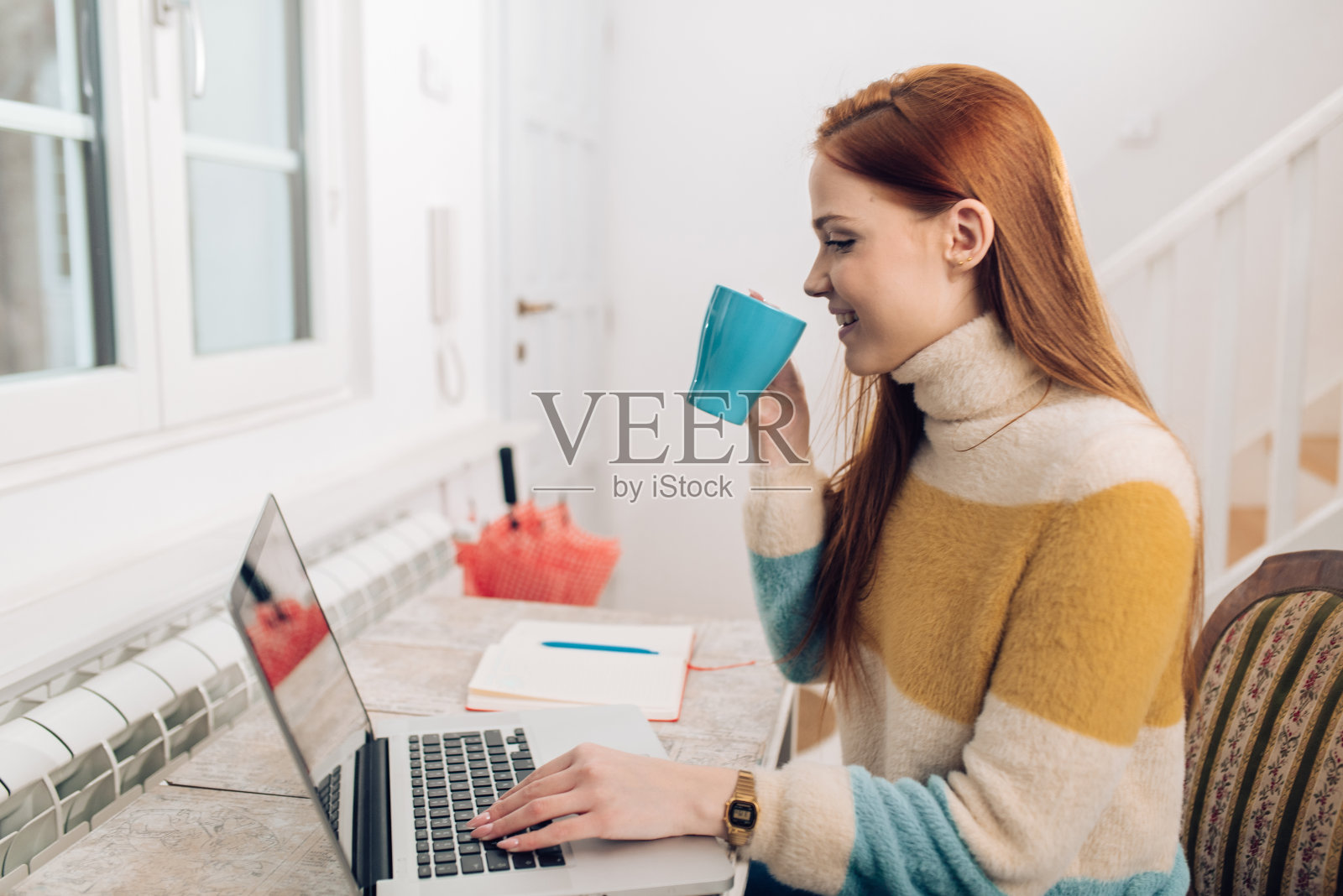 年轻女子自由职业和享受咖啡在她的家庭办公室照片摄影图片