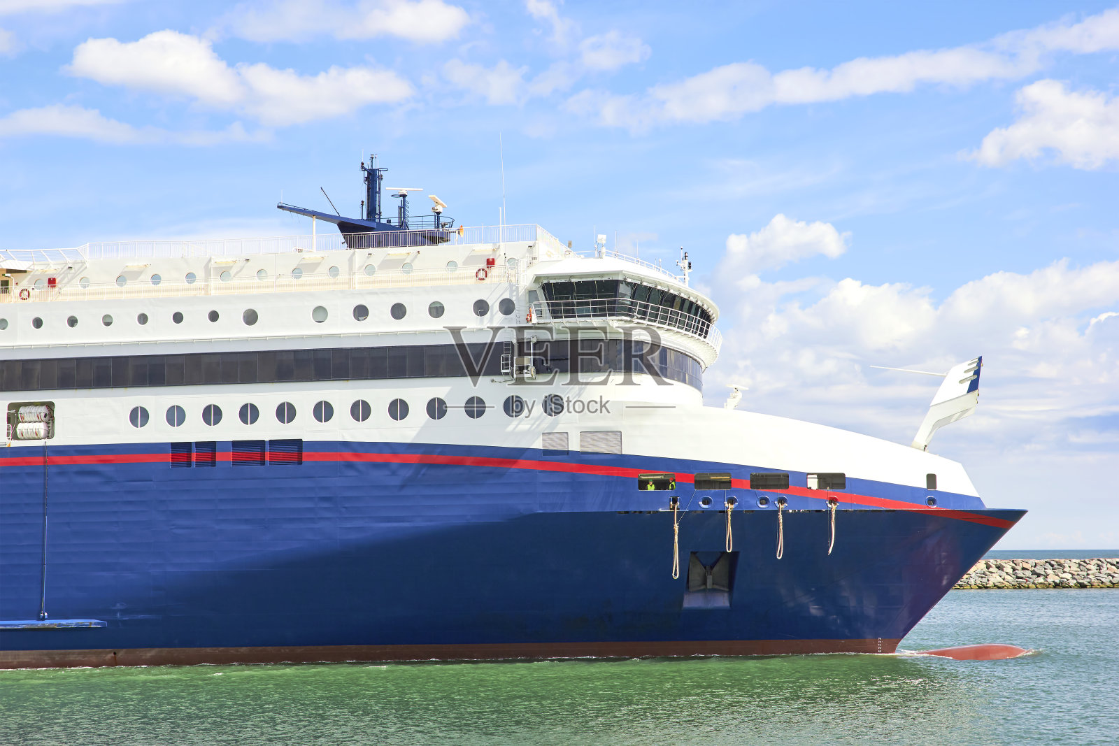 大型渡船进入港口照片摄影图片