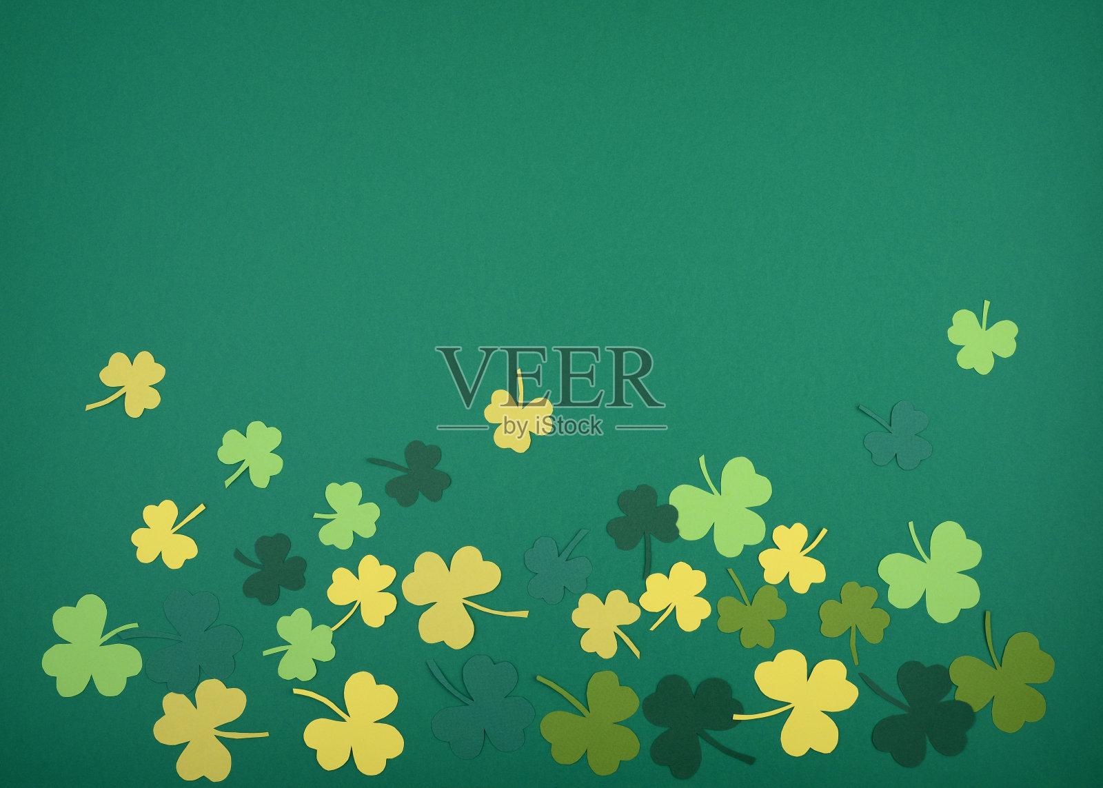 圣帕特里克节边界的纸三叶草在绿色的背景。照片摄影图片