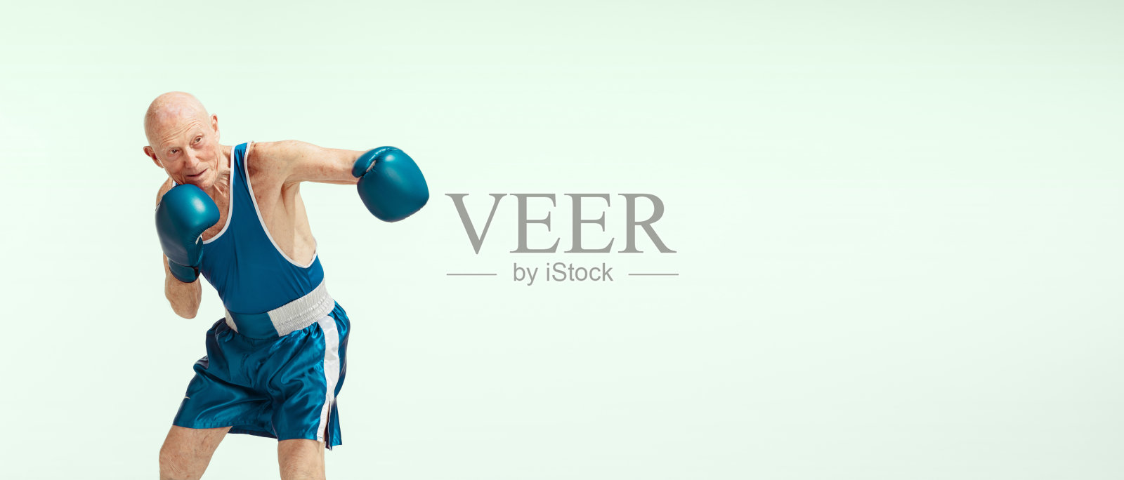 资深男子穿着运动服装拳击孤立在演播室背景。运动、活动、运动、幸福的概念。Copyspace,广告。照片摄影图片