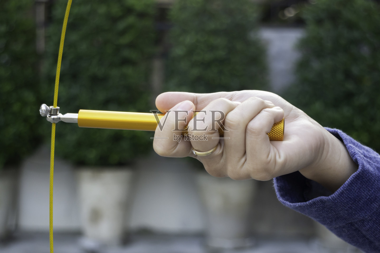 手持速降跳绳的女子照片摄影图片