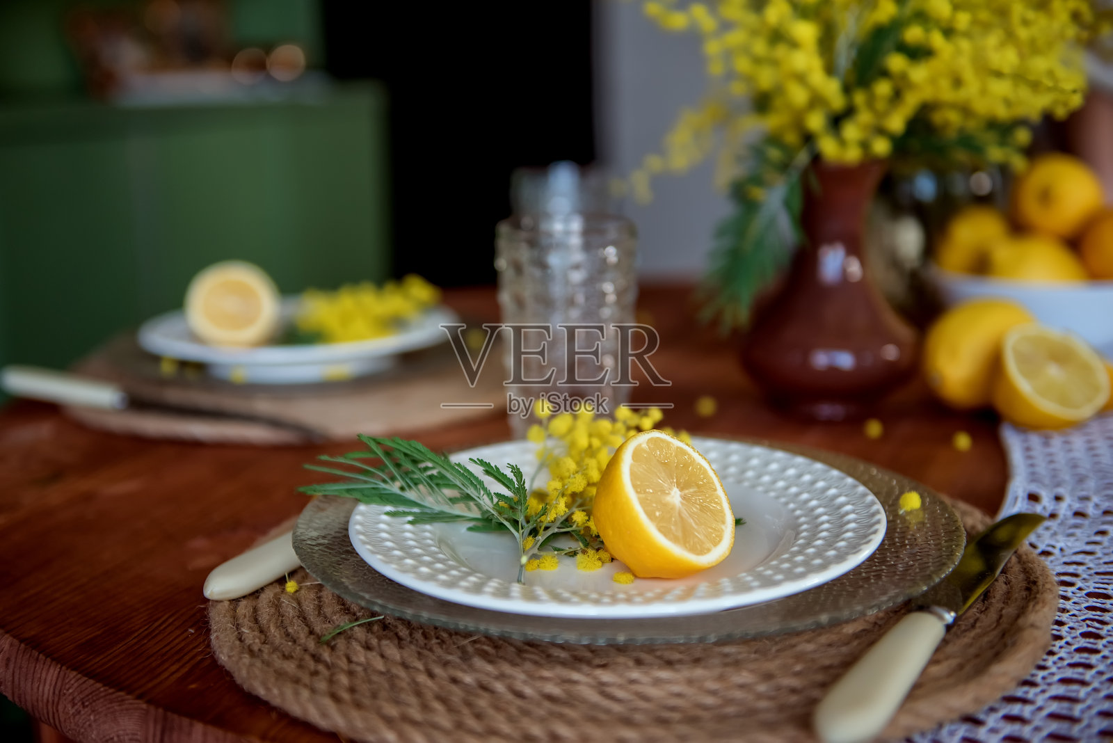 用黄花和柠檬装饰桌子照片摄影图片