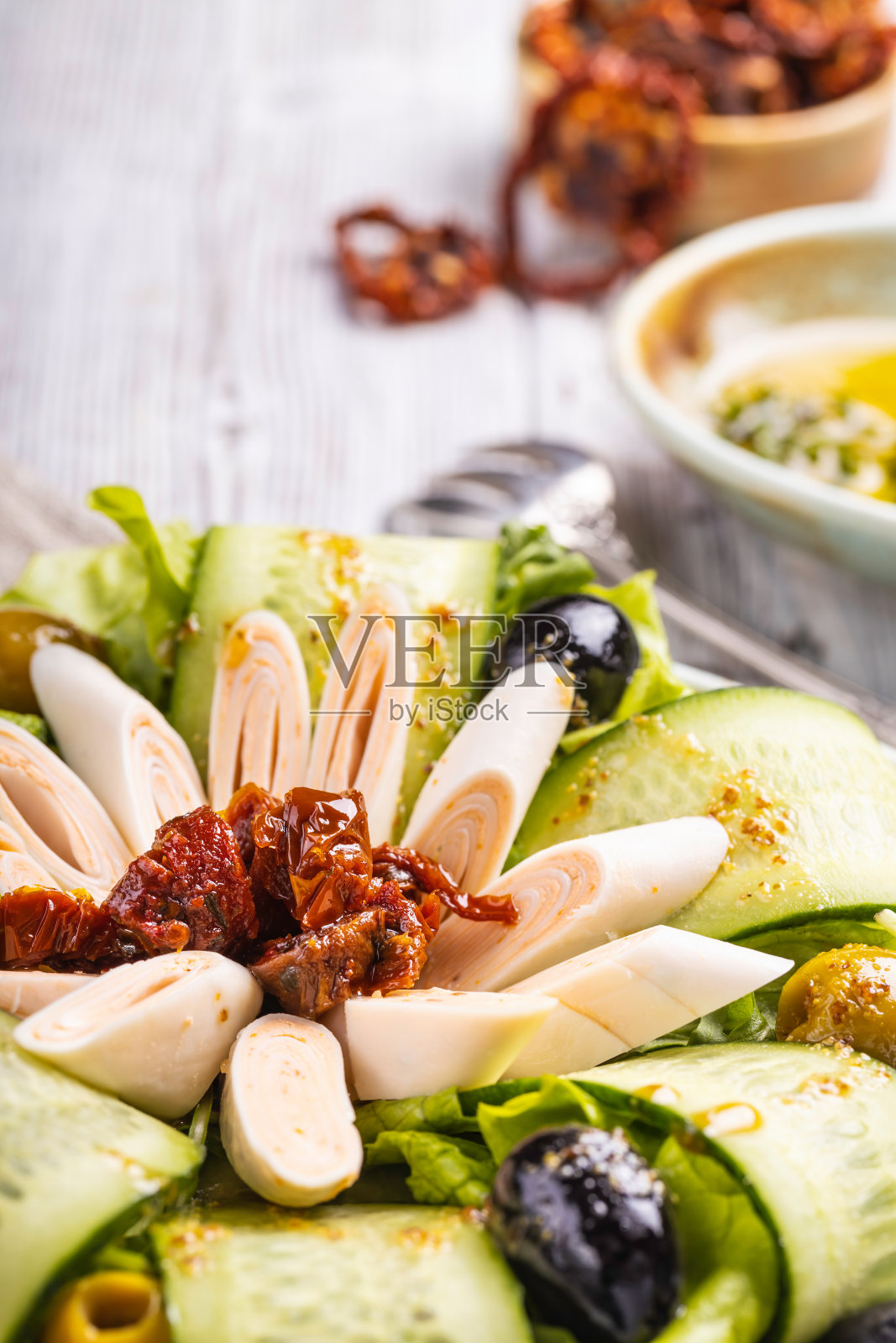 新鲜蔬菜沙拉和芝士。照片摄影图片