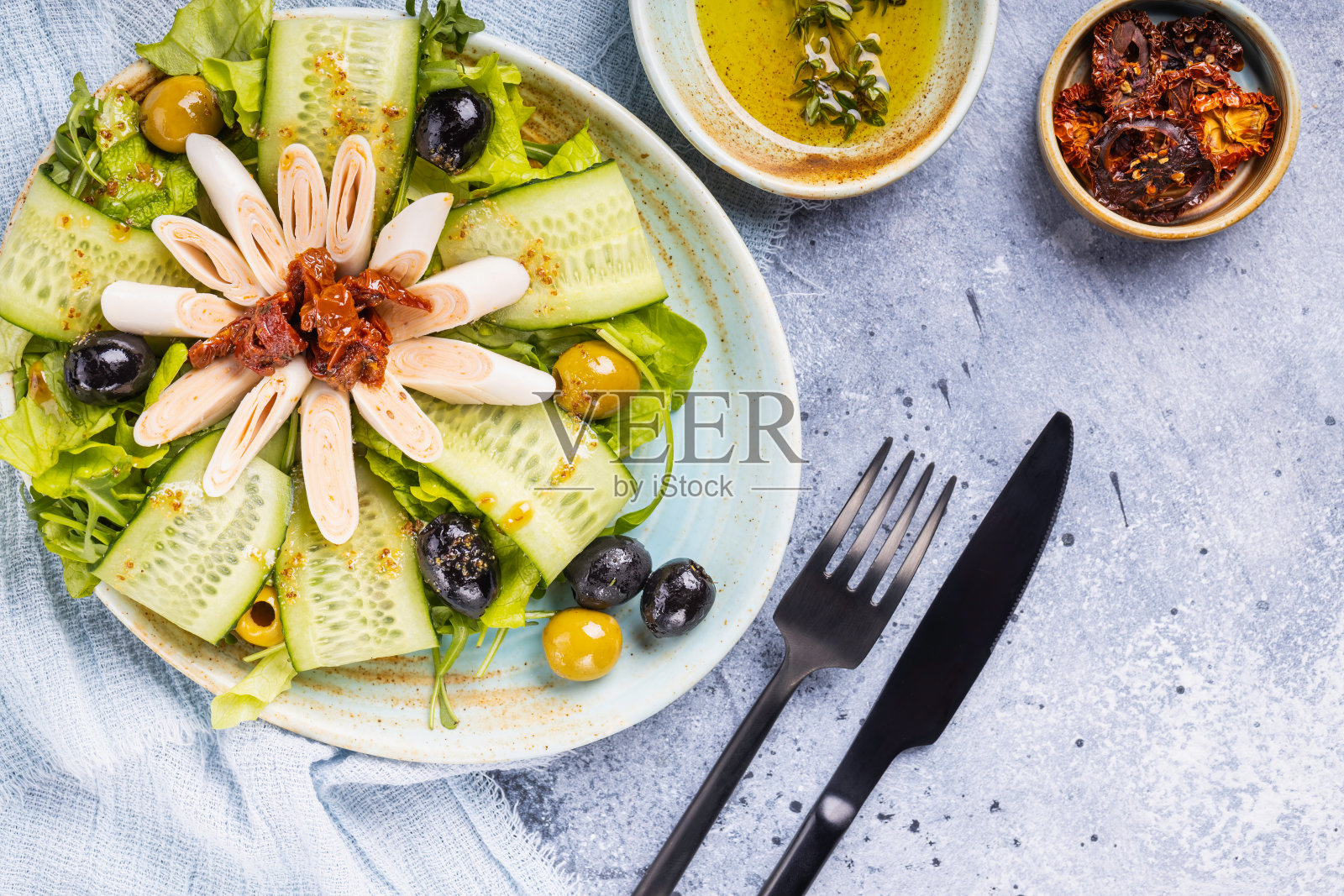 新鲜蔬菜沙拉和芝士。照片摄影图片