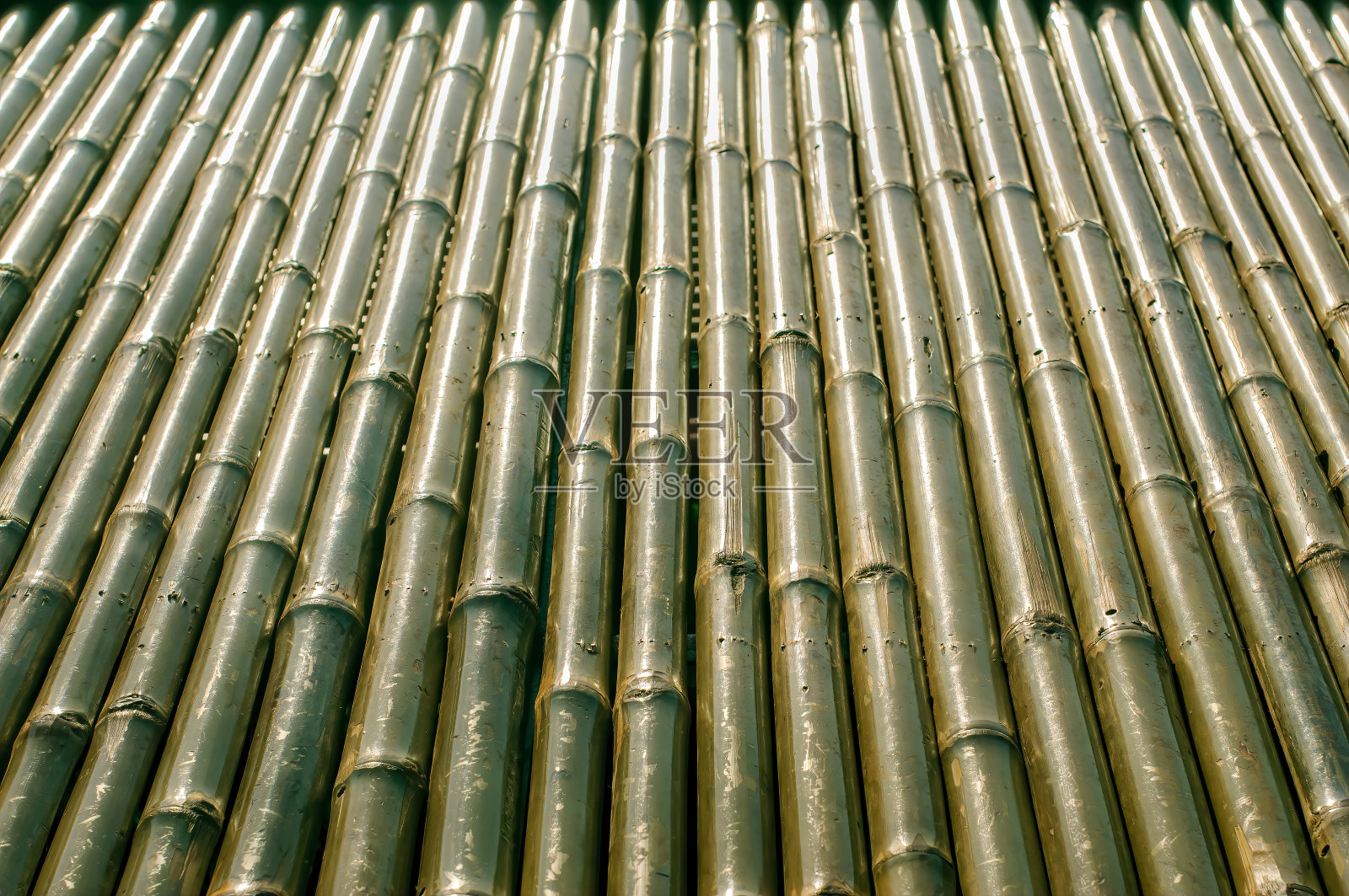 以竹栅栏或墙为背景，竹排纹理和图案照片摄影图片