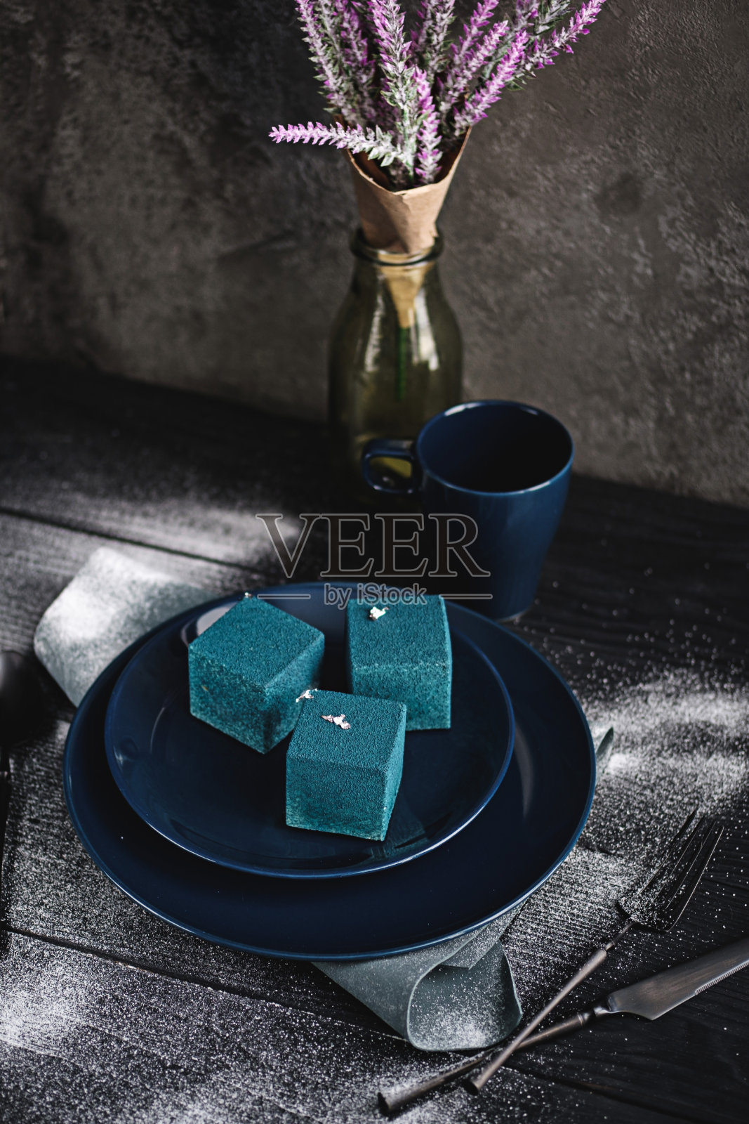 蓝色的蛋糕，里面充满了立方体形状的橘子和橘子。乡村风格。照片摄影图片