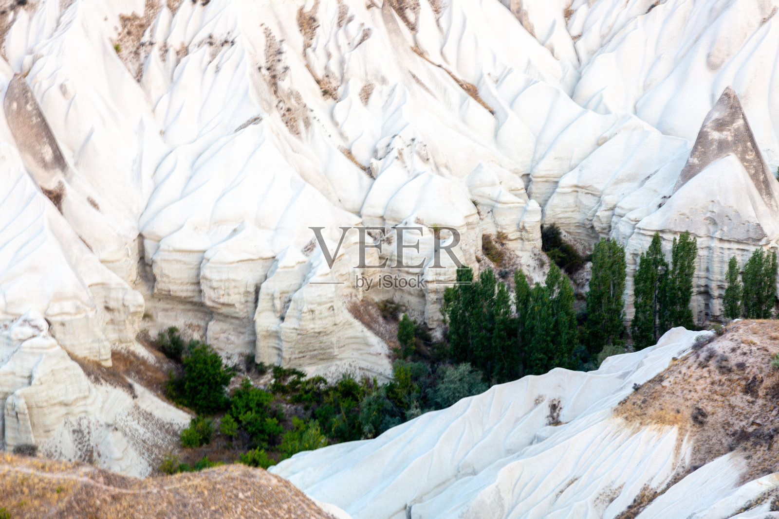 从热气球上俯瞰岩石和陆地照片摄影图片