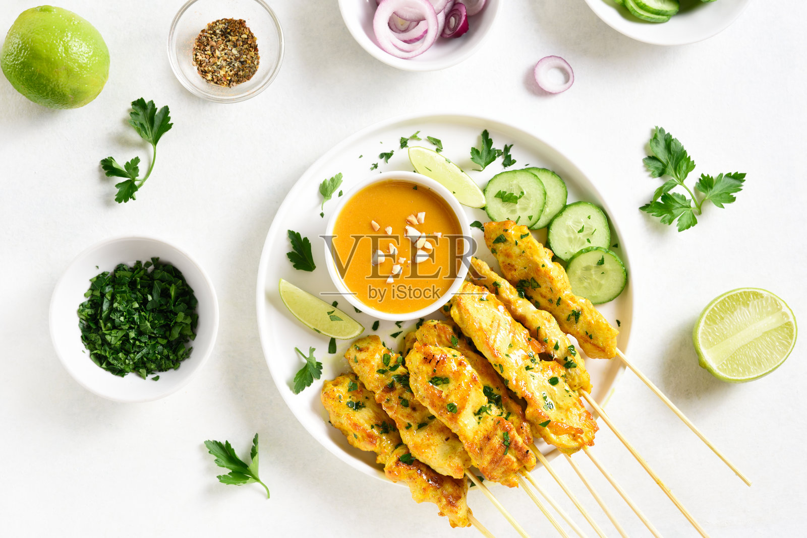 烤鸡串上桌了照片摄影图片