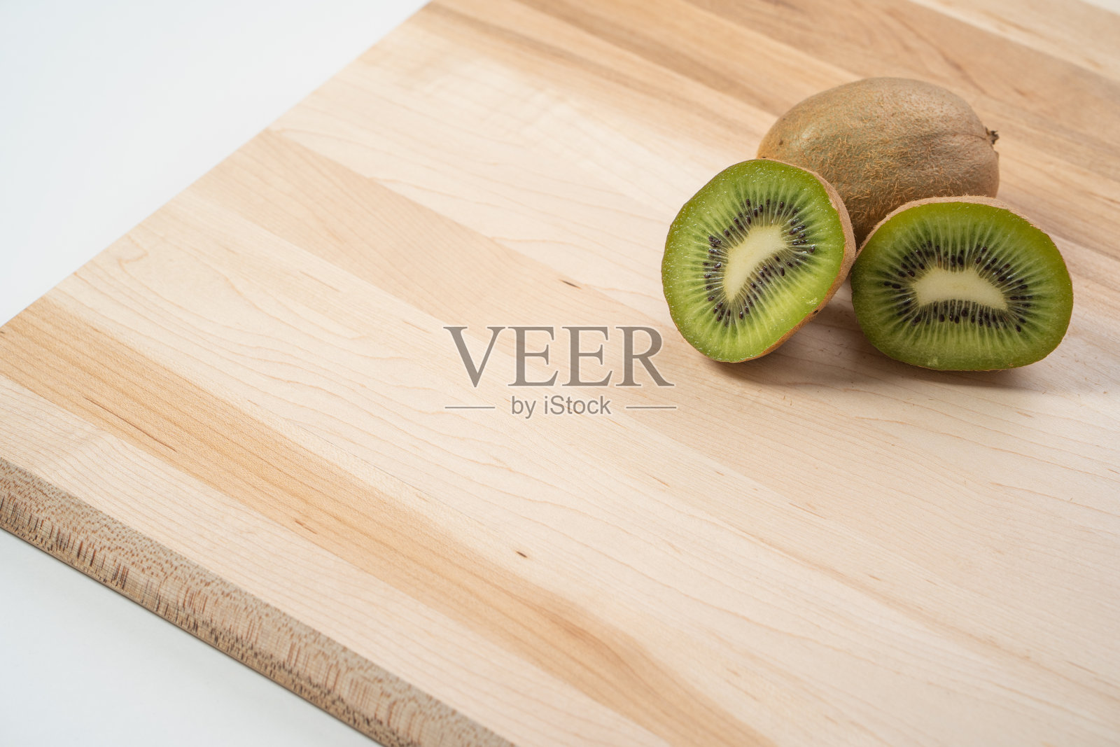 木砧板上的猕猴桃照片摄影图片